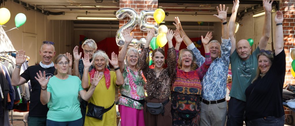 Mitglieder des Fördervereins, die glücklich ihre Arme in die Höhe strecken